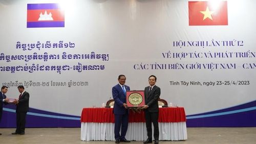 Phó Thủ tướng Trần Lưu Quang (phải) và Phó Thủ tướng, Bộ trưởng Nội vụ Vương quốc Campuchia Samdech Krolahorm Sar Kheng.