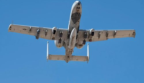 Các bức ảnh do Bộ Quốc phòng Mỹ công bố cho thấy cường kích A-10 tại căn cứ không quân Nellis ở Nevada đã được trang bị các cấu hình bom GBU-39 khác nhau, bao gồm một mang theo 16 quả, trong khi một chiếc khác trang bị 8 quả và bình xăng ở giữa.
