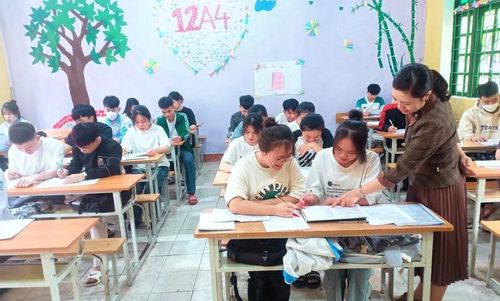 Cô giáo Trịnh Thị Lương, Trường THPT Lang Chánh (Thanh Hóa) và học sinh trong giờ ôn thi môn Giáo dục công dân. Ảnh: TL.
