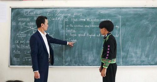 Giờ ôn tập môn tiếng Anh của thầy và trò Trường THPT Mường Lát (Thanh Hóa). Ảnh: TL.