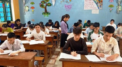 Cô và trò Trường THPT Lang Chánh (Thanh Hóa) tập trung ôn thi tốt nghiệp. Ảnh: TL.