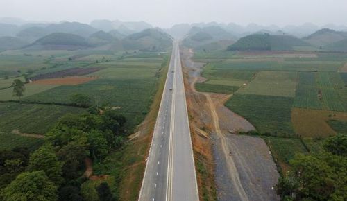 Tuyến cao tốc chạy xuyên qua các ngọn núi cùng những cánh đồng dứa ở địa bàn xã Hà Long (huyện Hà Trung, Thanh Hóa) tạo nên khung cảnh đẹp như bức tranh.