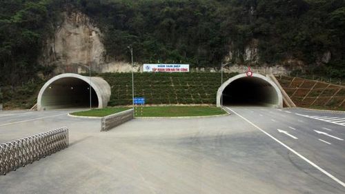 Khu vực hầm Tam Điệp, đây là công trình hầm xuyên núi đầu tiên trên trục cao tốc Bắc - Nam từ Hà Nội đi TP.HCM. Công trình gồm 2 đường hầm tương ứng 2 chiều xe chạy. Mỗi ống hầm có 3 làn xe, chiều dài 245m. Đây cũng là điểm ranh giới giữa 2 tỉnh Ninh Bình và Thanh Hóa.
