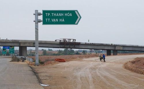 Công nhân thi công tại các nhánh giao cắt ra vào cao tốc.