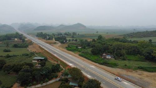 Tại giai đoạn phân kỳ, tuyến cao tốc Mai Sơn - QL45 được đầu tư xây dựng quy mô 4 làn xe hạn chế, bề rộng nền đường 17m, vận tốc thiết kế 80km/h. Giai đoạn hoàn chỉnh tuyến cao tốc được đầu tư quy mô 6 làn xe, nền đường rộng 32,25m, vận tốc thiết kế 120km/h.