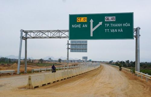 Biển báo chỉ dẫn tại các điểm nút trên tuyến cao tốc đã được công nhân lắp đặt.