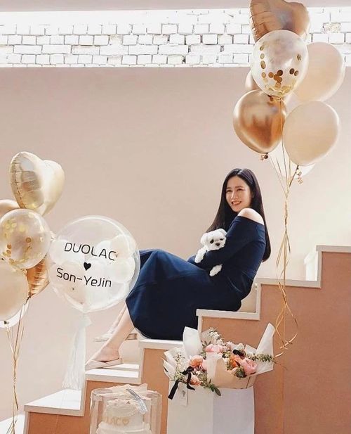 Hình ảnh hậu trường do Son Ye Jin chia sẻ.