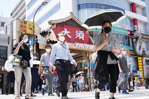 Người dân di chuyển tại Nagoya, Nhật Bản. Ảnh: Kyodo/TTXVN