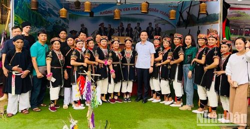 Du khách đến với đồng bào Dao huyện Yên Bình.