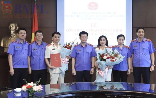  Tập thể lãnh đạo, Ban Chi ủy Vụ 4 tặng hoa chúc mừng 2 đồng chí được bổ nhiệm.