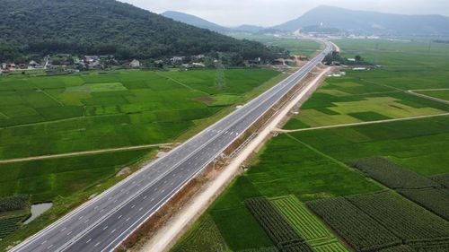 Việc đưa hai tuyến cao tốc vào khai thác sẽ góp phần cải thiện đáng kể hạ tầng giao thông của những địa phương vùng dự án nói riêng và của cả nước nói chung.