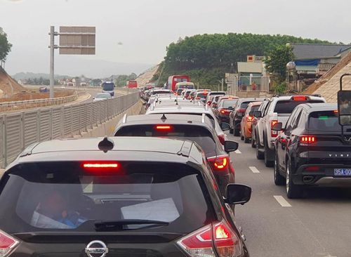 Nhiều tài xế trải nghiệm cảm giác đi trên cao tốc Mai Sơn - QL45 vào sáng 29/4.