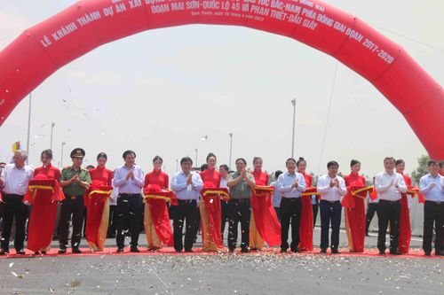  Thủ tướng Chính phủ Phạm Minh Chính cùng lãnh đạo các bộ, ngành, địa phương cắt băng khánh thành cao tốc Dầu Giây - Phan Thiết. Ảnh: TIẾN THẮNG 