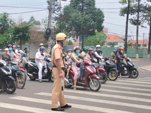  Kẹt xe trên Quốc lộ 1 đoạn qua địa phận Đồng Nai. Ảnh: HOÀNG BẮC 