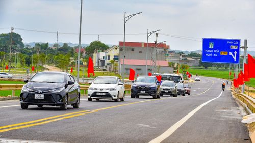  Nhiều phương tiện đã lưu thông trên cao tốc Mai Sơn - Quốc lộ 45. Ảnh: DUY CƯỜNG 