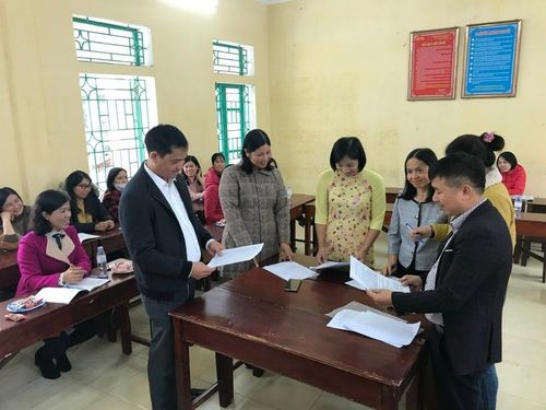 Sinh hoạt chuyên môn của giáo viên, cùng ý kiến nâng cao chất lượng dạy học thi tốt nghiệp THPT.