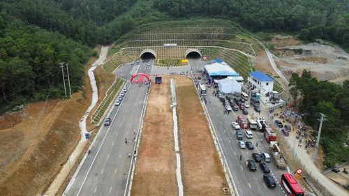 2 dự án đi vào hoạt động nhằm thúc đẩy hình thành và phát triển các khu công nghiệp.