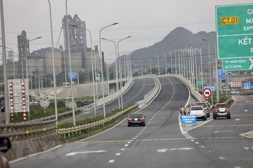 Đoạn đầu tuyến cao tốc Mai Sơn-Quốc lộ 45 tiếp nối với tuyến Cao Bồ-Mai Sơn. (Ảnh: Huy Hùng/TTXVN)