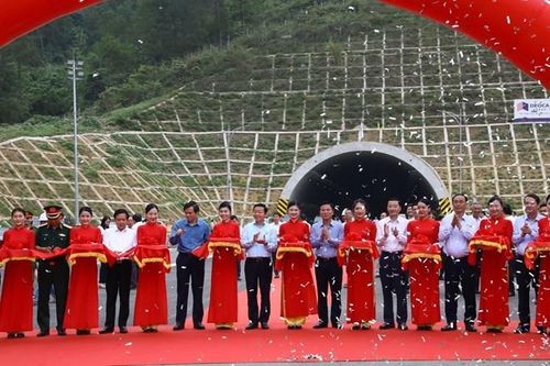 Phó Thủ tướng Trần Hồng Hà và các đại biểu cắt băng khánh thành dự án đường bộ cao tốc Bắc - Nam phía Đông đoạn Mai Sơn - Quốc lộ 45 và Phan Thiết - Dầu Giây, tại điểm cầu Thanh Hóa. (Ảnh: Huy Hùng/TTXVN)