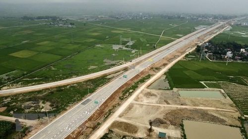 Cao tốc Mai Sơn-Quốc lộ 45 được khai thác, sử dụng từ ngày 29/4 đối với đoạn tuyến từ đầu dự án đến km 327+780 (hết nút giao Đông Xuân) với chiều dài 53,67km. (Ảnh: Huy Hùng/TTXVN)