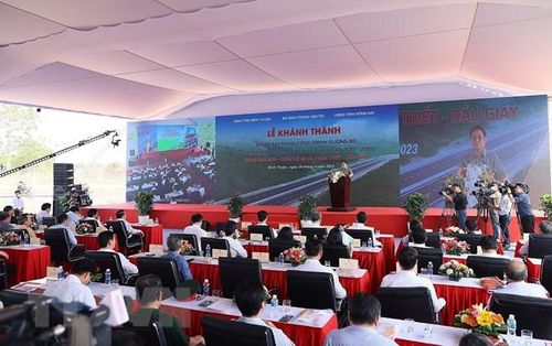 Thủ tướng Phạm Minh Chính phát biểu tại Lễ Khánh thành 2 dự án thành phần tại điểm cầu Bình Thuận. (Ảnh: Dương Giang/TTXVN)