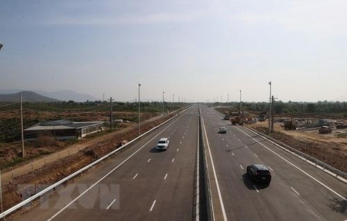 Tuyến đường bộ cao tốc Phan Thiết-Dầu Giây dài 99km, đi qua hai tỉnh Bình Thuận (47,7 km) và Đồng Nai (dài 51,3 km). Trong ảnh: Cao tốc Phan Thiết-Dầu Giây đi qua địa bàn tỉnh Bình Thuận. (Ảnh: Dương Giang/TTXVN)