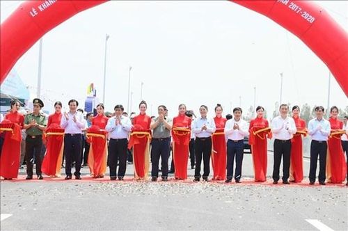 Thủ tướng Phạm Minh Chính và các đại biểu cắt băng khánh thành dự án đường bộ cao tốc Bắc - Nam phía Đông đoạn Mai Sơn - Quốc lộ 45 và Phan Thiết - Dầu Giây tại điểm cầu Bình Thuận. ( Ảnh: Dương Giang/TTXVN)