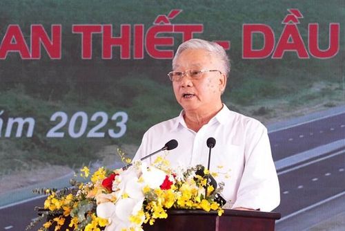 Ông Đào Ngọc Thanh, Chủ tịch Hội đồng quản trị Tổng Công ty cổ phần Xuất nhập khẩu và Xây dựng Việt Nam (Vinaconex), đại diện nhà thầu thi công cao tốc Bắc-Nam, phát biểu tại lễ khánh thành. (Ảnh: CTV/Vietnam+)