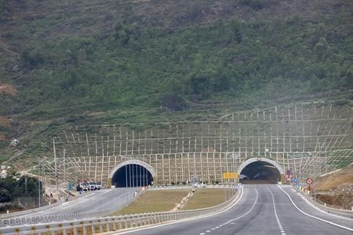 Hầm Thung Thi phía Bắc, thuộc địa bàn huyện Hà Trung (Thanh Hóa) trên tuyến cao tốc Mai Sơn-Quốc lộ 45. (Ảnh: Huy Hùng/TTXVN)