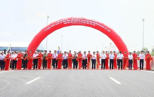Thủ tướng Phạm Minh Chính và các đại biểu cắt băng khánh thành dự án đường bộ cao tốc Bắc-Nam phía Đông đoạn Mai Sơn-Quốc lộ 45 và Phan Thiết-Dầu Giây tại điểm cầu Bình Thuận. (Ảnh: Dương Giang/TTXVN)