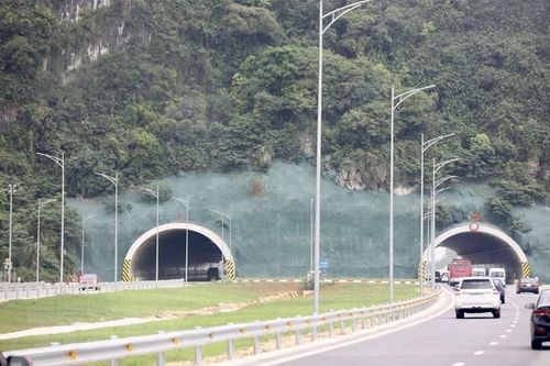 Hầm Tam Điệp nối thành phố Tam Điệp (Ninh Bình) với thị xã Bỉm Sơn (Thanh Hóa) trên tuyến cao tốc Mai Sơn-Quốc lộ 45. (Ảnh: Huy Hùng/TTXVN)