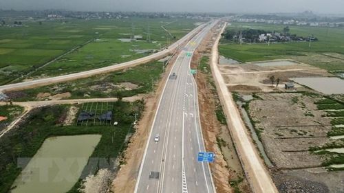 Cao tốc Mai Sơn-Quốc lộ 45 gồm 4 làn xe, nền đường 17m, đạt vận tốc 80km/h, được bố trí các làn dừng khẩn cấp cho phương tiện. (Ảnh: Huy Hùng/TTXVN)