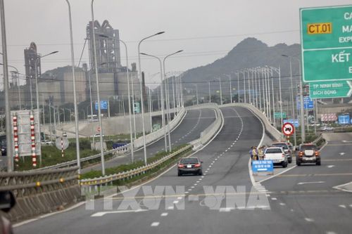 Đoạn đầu tuyến cao tốc Mai Sơn - QL 45 tiếp nối với tuyến Cao Bồ - Mai Sơn. Ảnh: Huy Hùng - TTXVN