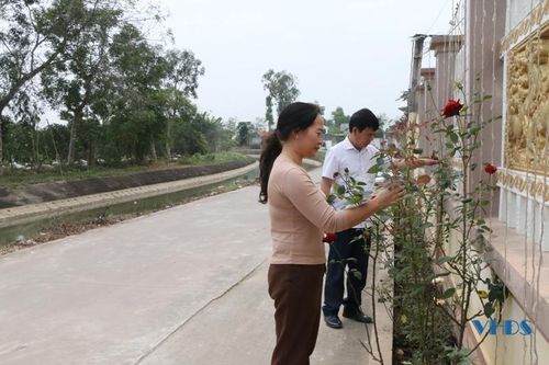 Trong quá trình xây dựng NTM, người dân thôn 4 đã tích cực cùng nhau đóng góp kinh phí để nâng cấp đường sá, hoàn thiện hệ thống kênh mương, cống rãnh... Đặc biệt, nhiều gia đình đã sẵn sàng hiến đất để đường trong thôn được mở rộng phong quang, sạch đẹp.