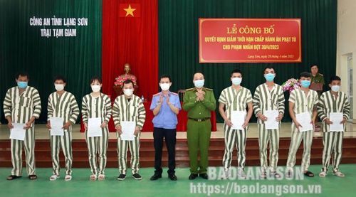 Lãnh đạo Trại Tạm giam Công an tỉnh và đại diện Viện Kiểm sát Nhân dân tỉnh trao quyết định cho các phạm nhân