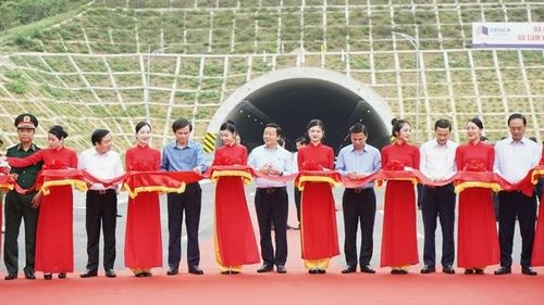Phó Thủ tướng Chính phủ Trần Hồng Hà cùng các đại biểu cắt băng khánh thành dự án thành phần Mai Sơn - Quốc lộ 45 tại điểm cầu hầm Thung Thi, xã Hà Lĩnh, huyện Hà Trung, tỉnh Thanh Hóa.