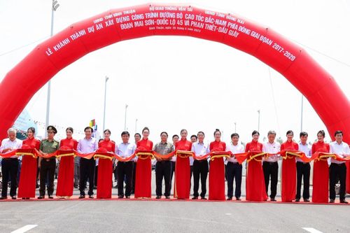 Các đại biểu cắt băng khánh thành dự án cao tốc Bắc Nam đoạn Phan Thiết - Dầu Giây.