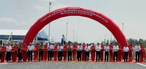 Thủ tướng Chính phủ Phạm Minh Chính, các đồng chí lãnh đạo Trung ương và lãnh đạo tỉnh Bình Thuận, Đồng Nai cắt băng khánh thành và thông xe tuyến cao tốc Phan Thiết - Dầu Giây