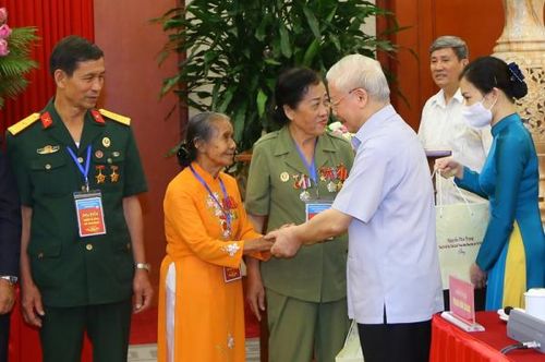 Tổng Bí thư Nguyễn Phú Trọng thăm hỏi, tặng quà người có công tiêu biểu nhân kỷ niệm 75 năm Ngày Thương binh liệt sỹ (Hà Nội, ngày 22/7/2022). Ông Vũ Văn Tinh đứng bìa trái ảnh.