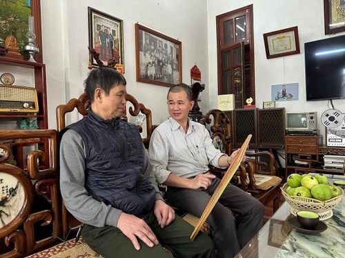 Ông Vũ Văn Tinh (bìa trái) và tác giả.