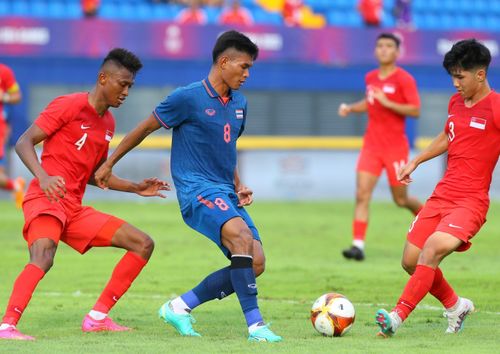 Sự quyết liệt, quả cảm là không đủ để U22 Singapore tạo khác biệt trước Thái Lan. Họ nỗ lực nhưng vẫn phải chịu trận khi đối đầu những cầu thủ giàu kỹ thuật, kinh nghiệm bên kia chiến tuyến, đặc biệt là Teerasak Poeiphimai. 