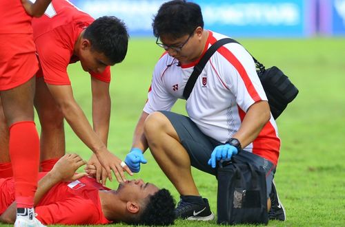  Ngay lập tức, bác sĩ của U22 Singapore phải vào sân để điều trị cho Efa. 