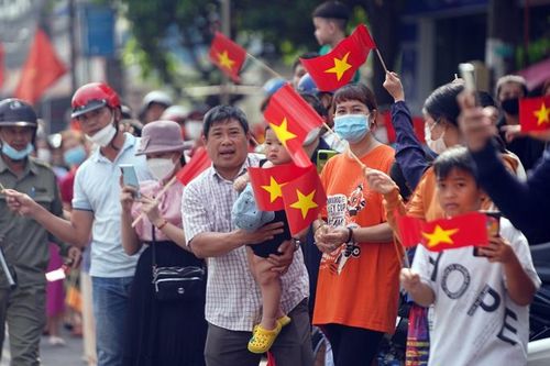 Đông đảo người dân 2 bên đường chào đón đoàn đua