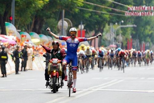 Javier Perez về nhất trước cổng Hội trường Thống Nhất