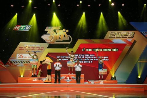 Ngoại binh người Nga Igor Frolov (Vinama TP HCM) đoạt Áo chấm đỏ