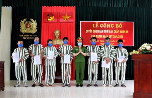 Đại tá Phan Thị Loan - Phó Giám đốc Công an tỉnh Nam Định trao Quyết định giảm thời hạn chấp hành án phạt tù cho phạm nhân tại Trại tạm giam Công an tỉnh.