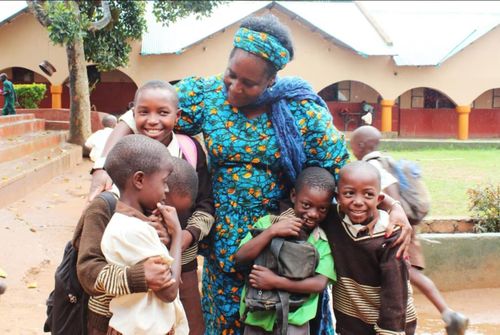 Trẻ em sống ở làng Kalapata của Uganda được tổ chức từ thiện của cô Kasirye tài trợ.