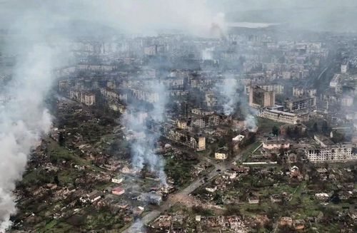 Khói lửa bốc lên ở Bakhmut. Ảnh: RIA Novosti/Sputnik