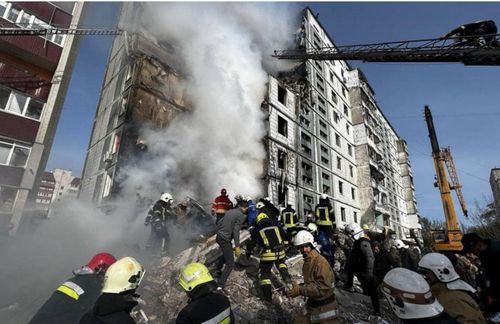Hôm 28/4, tên lửa của Nga đã phá hủy nặng nề một tòa nhà dân cư ở thành phố Uman thuộc vùng Cherkasy. Ảnh: DW