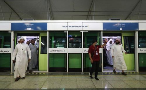 Hành khách tham gia tuyến tàu điện ngầm Mecca Metro ở Saudi Arabia, một dự án do Trung Quốc thực hiện và bắt đầu được khai thác từ năm 2010. Ảnh: AFP